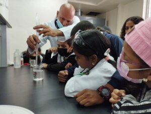 Lee más sobre el artículo Estudiantes de primaria participan de dinámicas experimentales en Ruta Científica