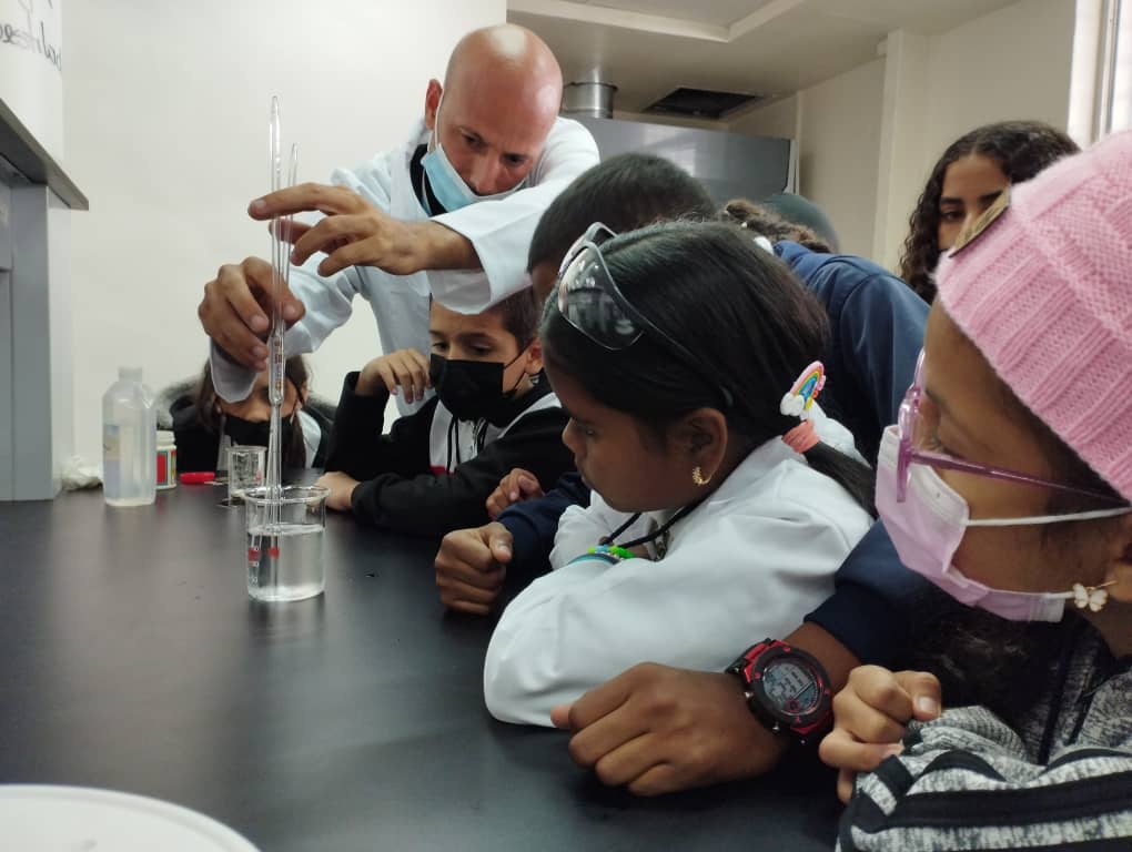 Lee más sobre el artículo Estudiantes de primaria participan de dinámicas experimentales en Ruta Científica