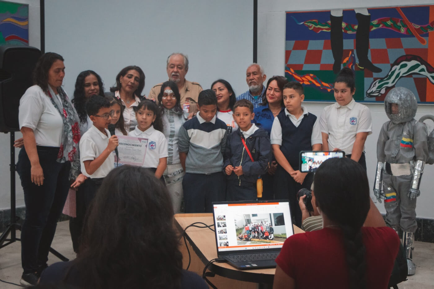 Lee más sobre el artículo Niños y niñas del Programa Semilleros Científicos construyen una Patria innovadora