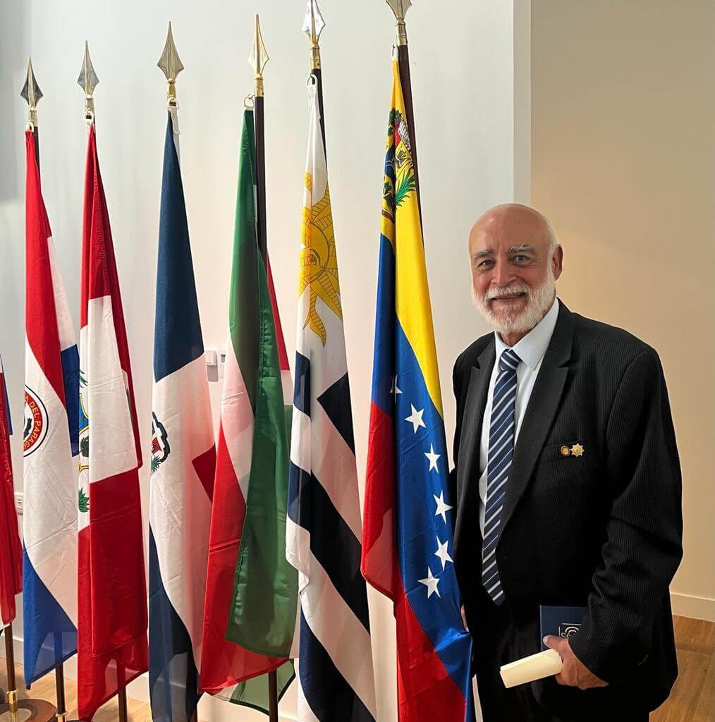 Lee más sobre el artículo Científico venezolano Daniel Scott-Algara recibe condecoración del senado francés por sus aportes a la investigación biomédica