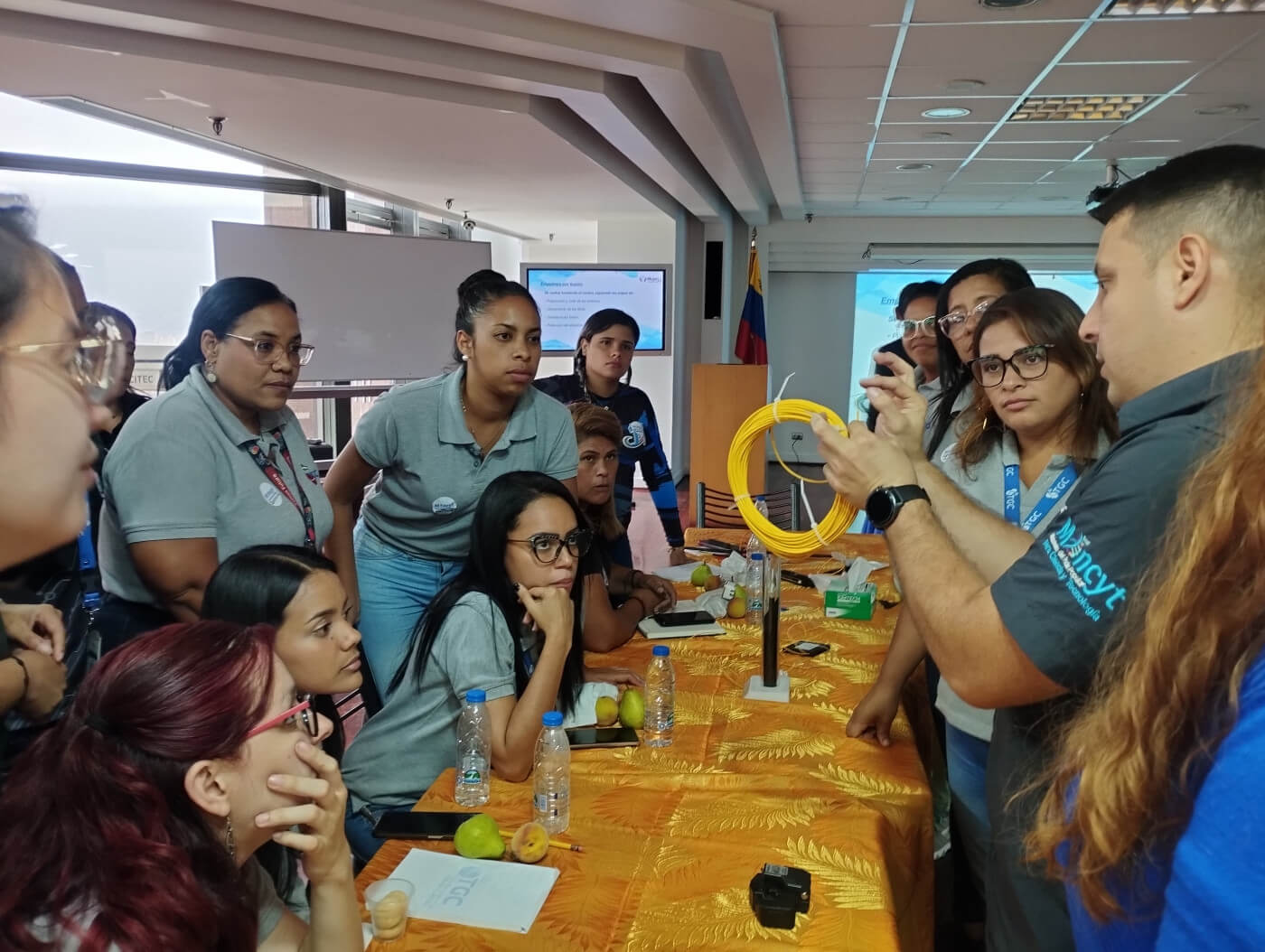 Lee más sobre el artículo Mujeres se capacitan en fibra óptica a través de plataforma digital “Mujer, la innovación está en TI”