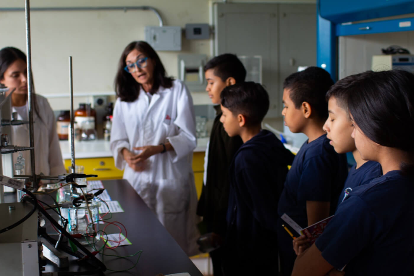 Lee más sobre el artículo Estudiantes de la E.B.N. Rómulo Gallegos disfrutaron la experiencia científica del programa de nanotecnología del IVIC