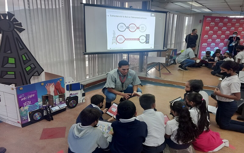 Lee más sobre el artículo Niños y niñas descubren el mundo de la tecnología móvil, redes y atención al cliente junto a Movilnet