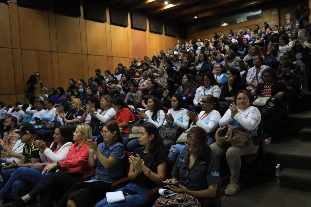 Lee más sobre el artículo Consejos Feministas ofrecen la oportunidad de crecer y aprender a través de la ciencia venezolana