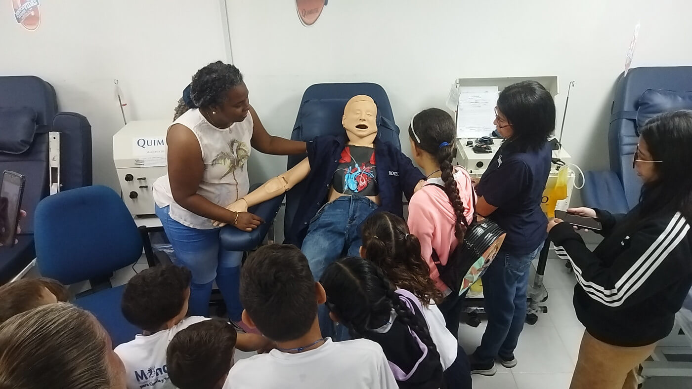 Lee más sobre el artículo Quimbiotec explica importancia de los derivados sanguíneos a estudiantes de Miranda