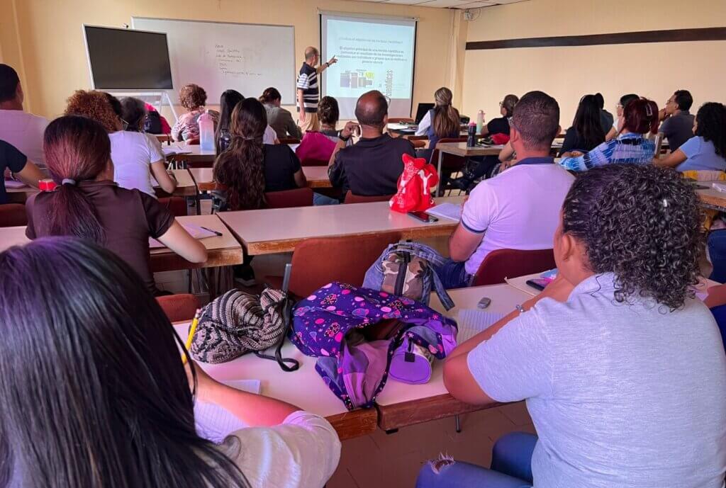 Dictan taller de redacción de artículos científicos dirigido a estudiantes e investigadores