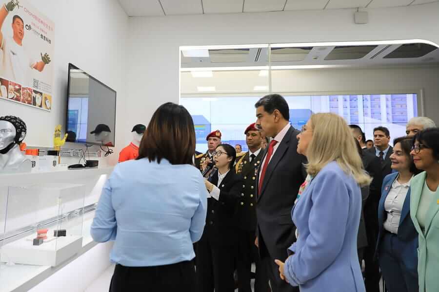 Lee más sobre el artículo Ministra Gabriela Jiménez Ramírez destaca eficiencia del Centro Experimental de Inteligencia Artificial en China
