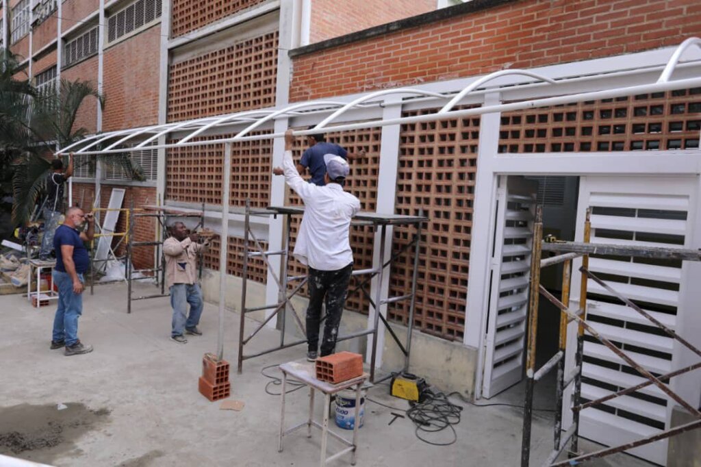 Bricomiles rehabilitan la U.E.N.B. Bicentenario Republicano de la parroquia San Agustín de Caracas