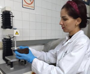 Lee más sobre el artículo CNTQ realiza ensayos de prototipos funcionales de Bloques Multinutricionales (BMN)