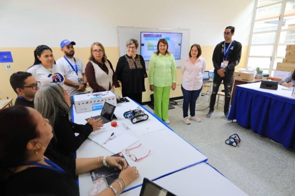 Docentes reciben formación técnica para conformar 3.500 Núcleos de Robótica Educativa en el territorio nacional