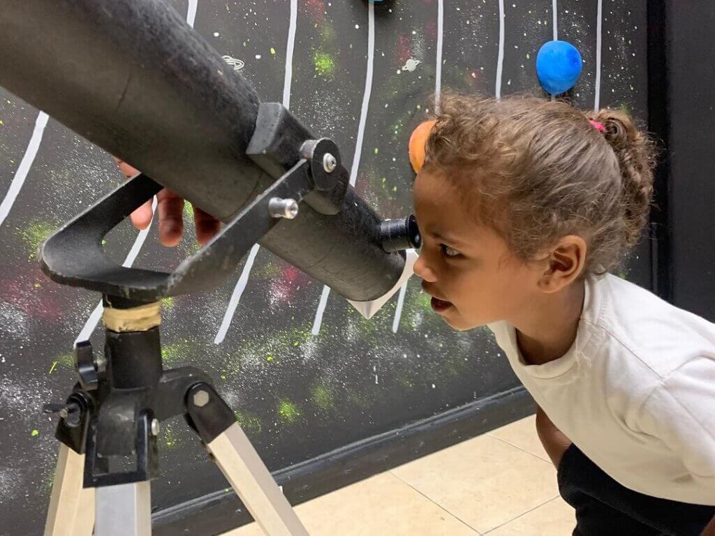 Estudiantes de Lara aprenden sobre astronomía y biotecnología en la Sala de Ciencias “AnaMaria Font”