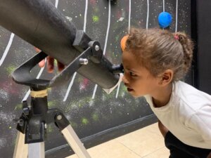 Lee más sobre el artículo Estudiantes de Lara aprenden sobre astronomía y biotecnología en la Sala de Ciencias “AnaMaria Font”