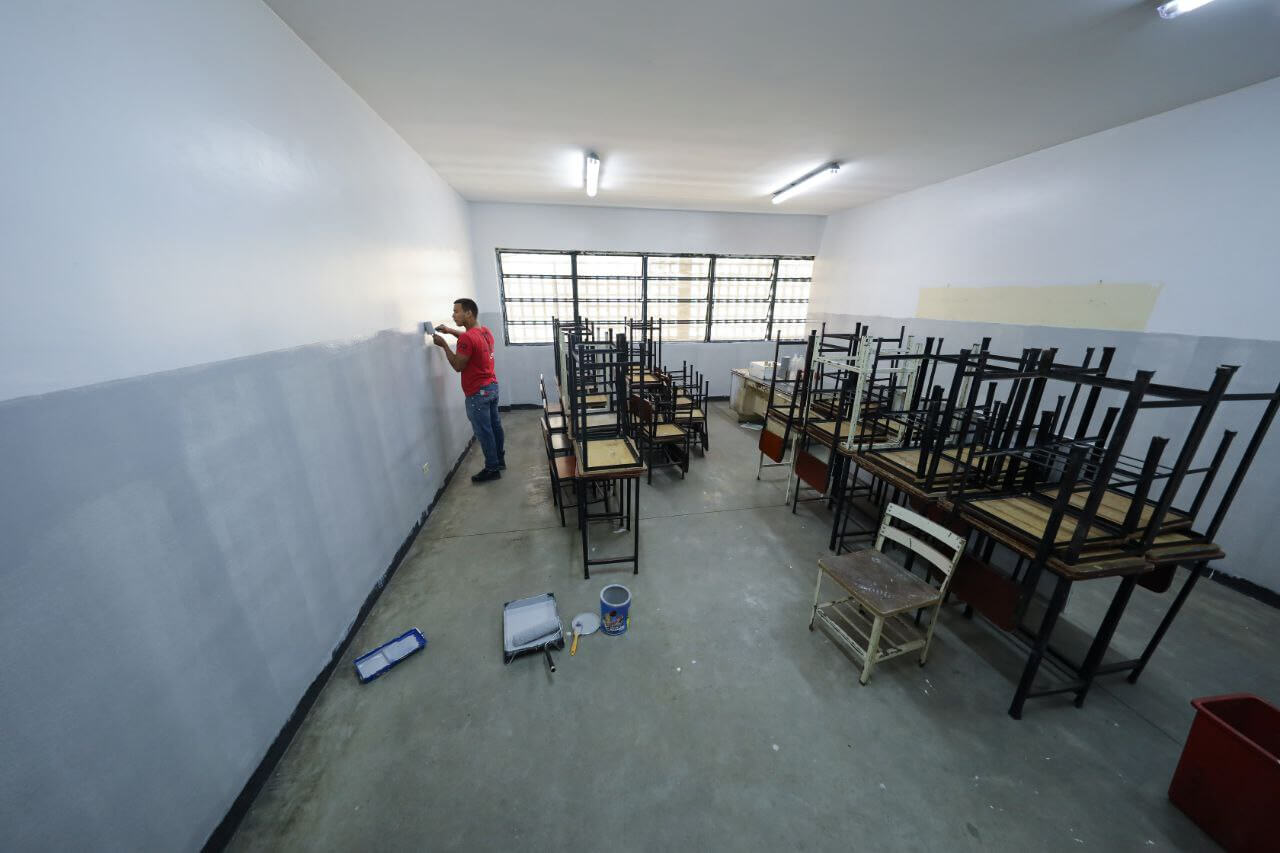 Lee más sobre el artículo Bricomiles avanzan en tareas de recuperación del Liceo Nacional José Félix Blanco en Catia