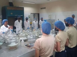 Lee más sobre el artículo Ruta Científica lleva a estudiantes a laboratorios de Biotecnología y Físico Química de la Fundación CIEPE