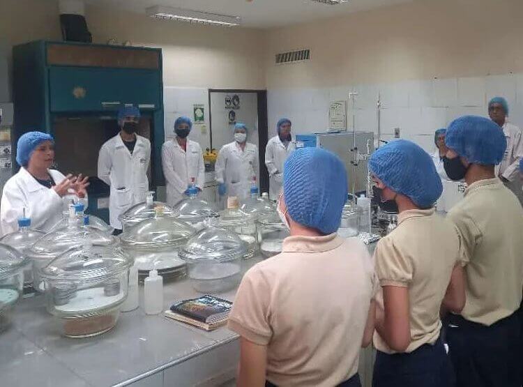Ruta Científica lleva a estudiantes a laboratorios de Biotecnología y Físico Química de la Fundación CIEPE