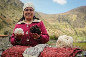 Lee más sobre el artículo Cantalicia Torres: una historia al servicio del tejido de lana andino