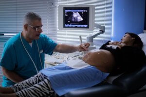 Lee más sobre el artículo Dr. Carlos Bermúdez: innovador en cirugía fetoscópica para corrección de espina bífida