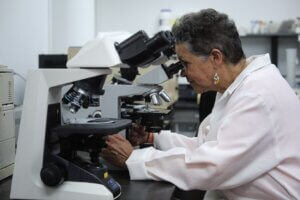 Lee más sobre el artículo Dra. Elizabeth Merentes investiga aportes de las células madre para la medicina regenerativa