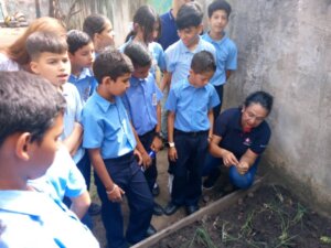 Lee más sobre el artículo ACAV y MPPE muestran potencialidades de huertos escolares a niños y niñas de Barinas