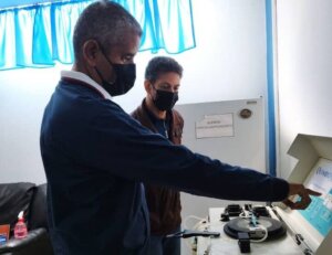 Lee más sobre el artículo Cayapa Heroica recupera equipos de plasmaféresis del Hospital Dr. Raúl Leoni en Bolívar