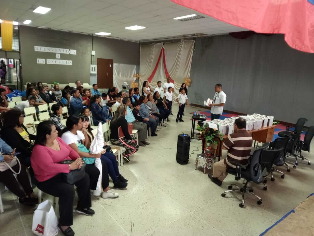 Lee más sobre el artículo CNTQ entrega 21 kits de química a escuela