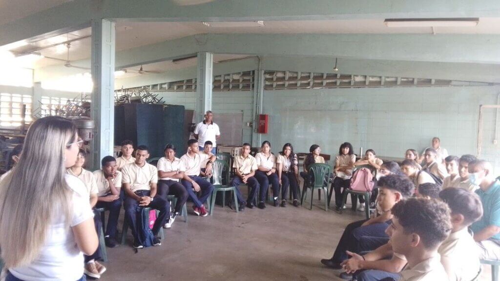 Ingenieros compartieron experiencias sobre robótica con estudiantes de Bolívar