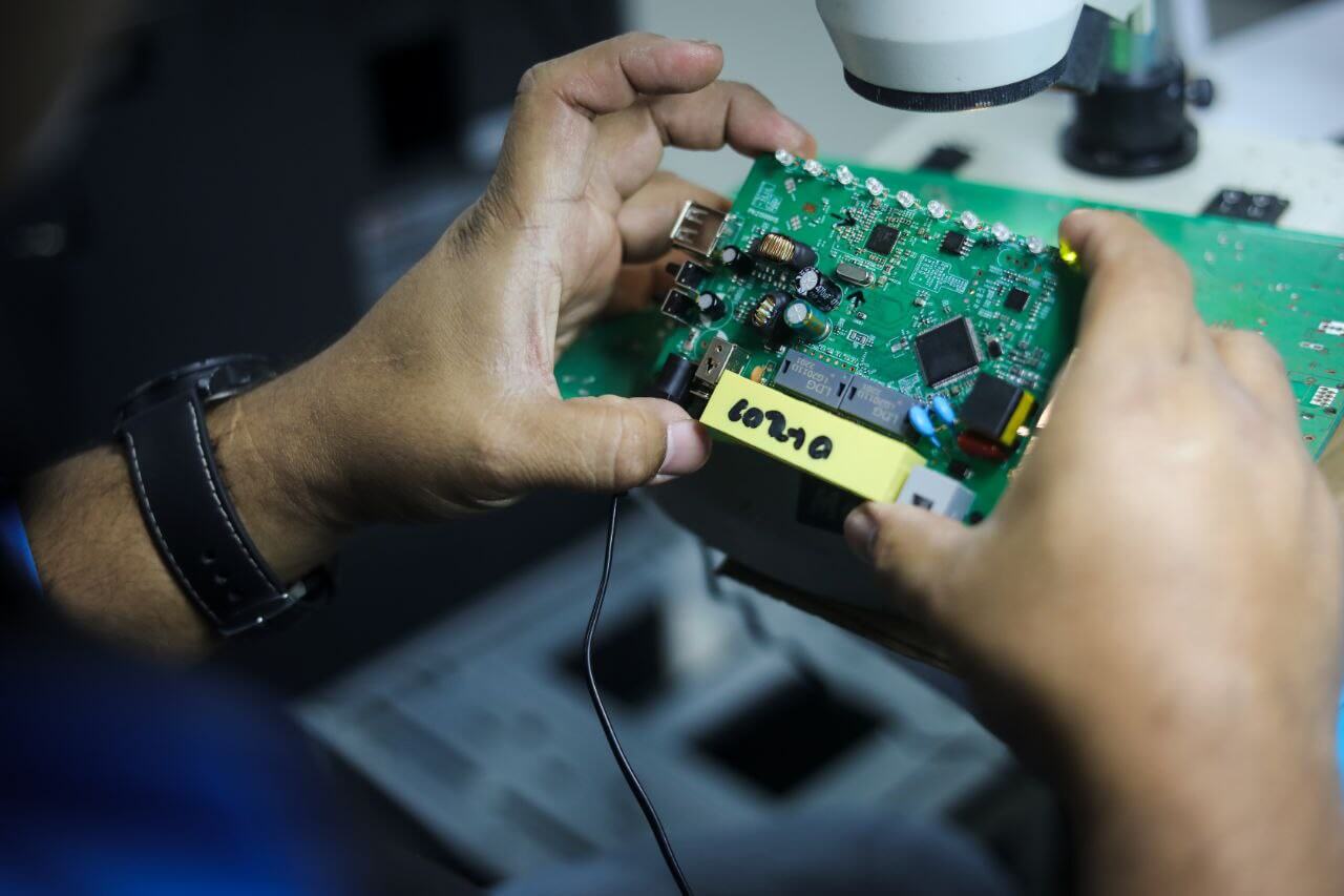 Lee más sobre el artículo Venezuela fabrica equipos módems ADSL para conexión de internet de banda ancha