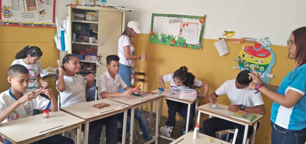 Lee más sobre el artículo Estudiantes con discapacidad auditiva participaron en taller de robótica en Valencia