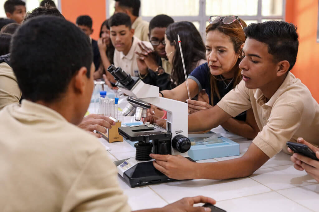 Unidad Educativa Nacional Pedro Emilio Coll estrena cinco laboratorios de ciencias