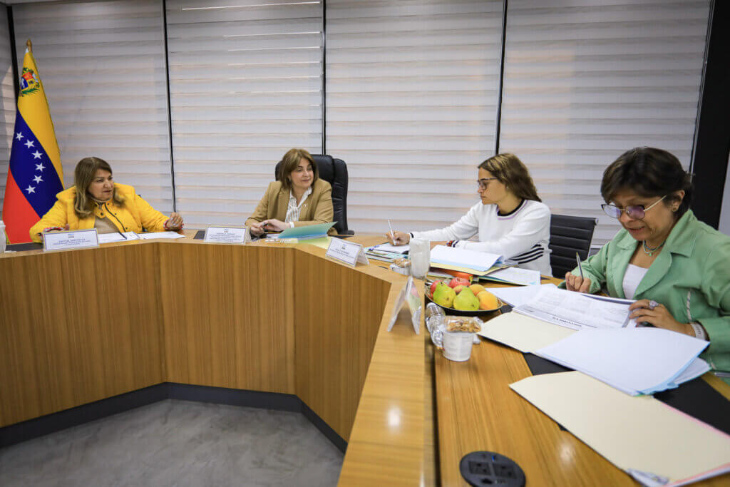 Autoridades evalúan agenda de trabajo en materia de salud, educación y planes de atención social