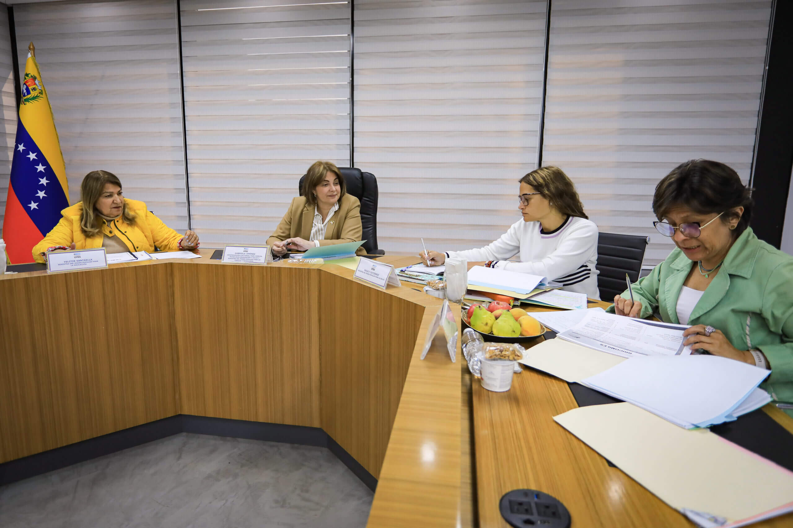 Lee más sobre el artículo Autoridades evalúan agenda de trabajo en materia de salud, educación y planes de atención social