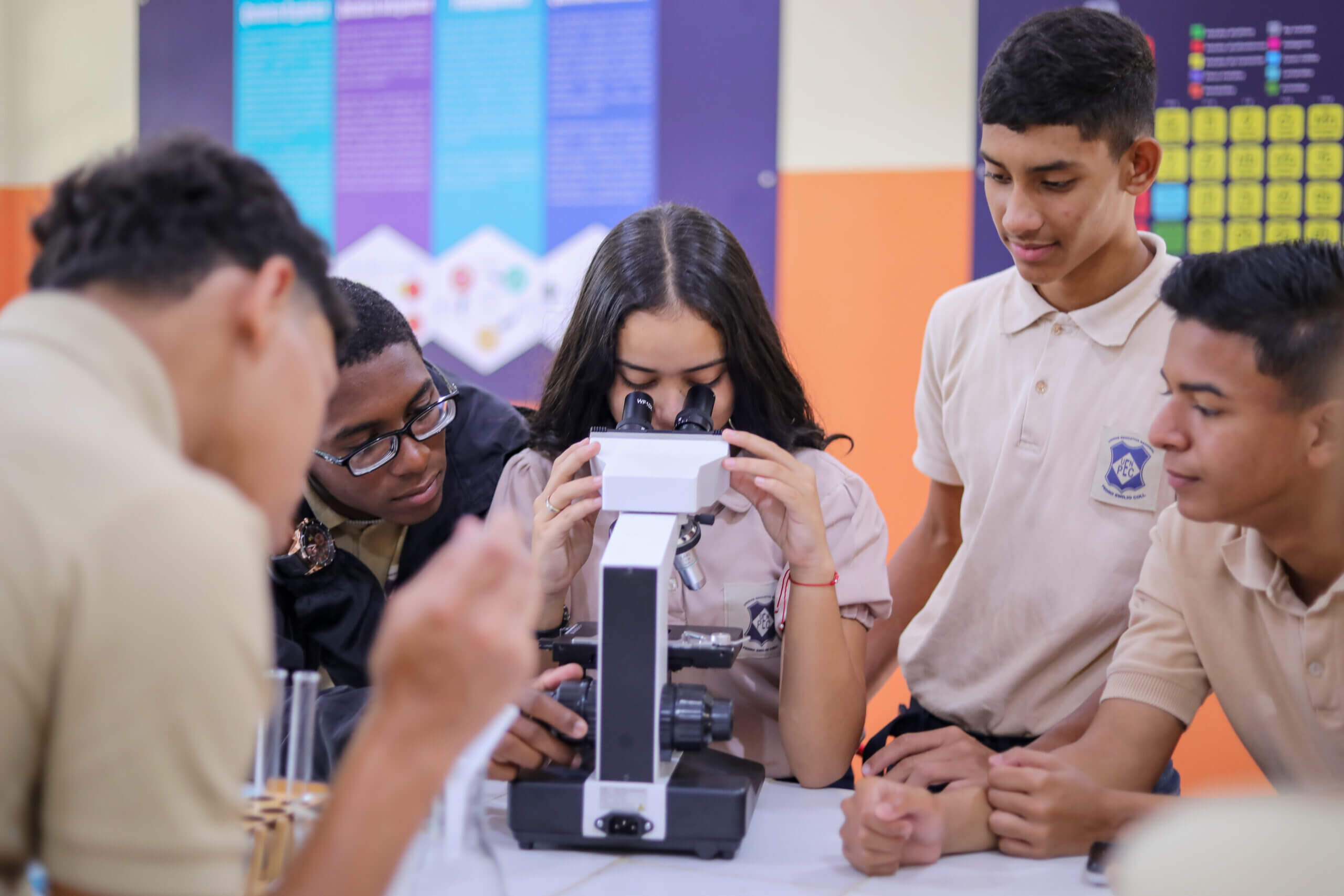 Lee más sobre el artículo Gobierno Bolivariano instaló modernos laboratorios de Biología, Química y Física en 29 escuelas de Caracas