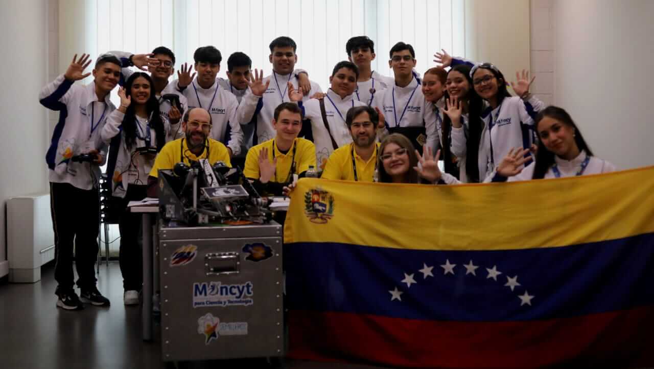 Lee más sobre el artículo Delegación venezolana supera primera prueba en competencia internacional de robótica en Italia