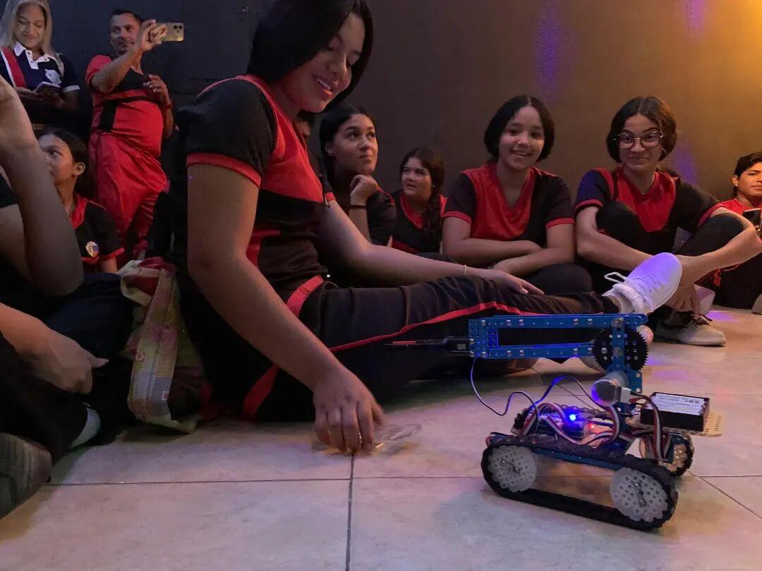 Lee más sobre el artículo Jóvenes larenses comparten experiencias en Sala de Ciencias Dra. «Anamaría Font»
