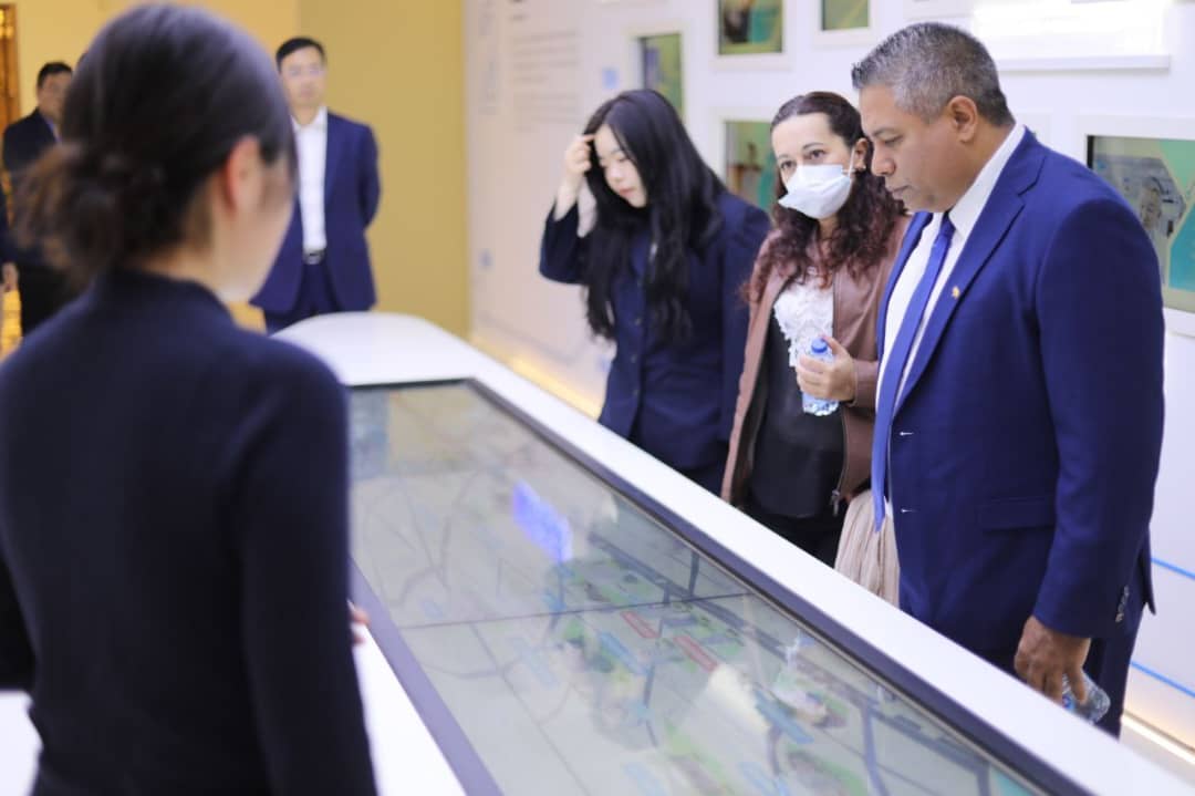 Lee más sobre el artículo Venezuela y China fortalecen cooperación con visita al Parque Tecnológico de Medicina Fenglin
