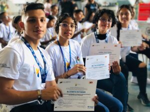 Lee más sobre el artículo Entregan reconocimiento a participantes de los Retos Estudiantiles de Ciencias Naturales y Matemáticas en la región Oriental