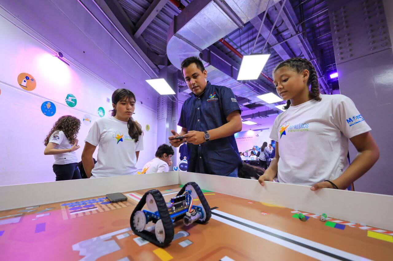 Lee más sobre el artículo Mega Núcleo de Robótica de Los Teques formará una juventud apasionada por la ciencia y la tecnología