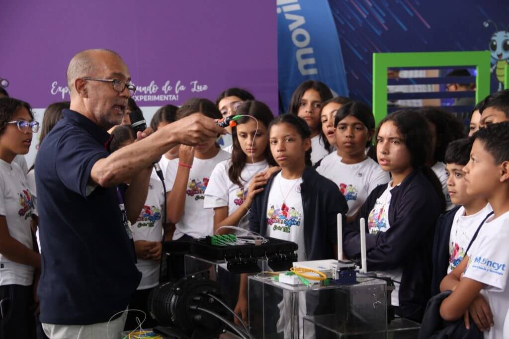 Lee más sobre el artículo Más de 2200 estudiantes de Miranda, Caracas y La Guaira participan en Feria de las Niñas en las TIC