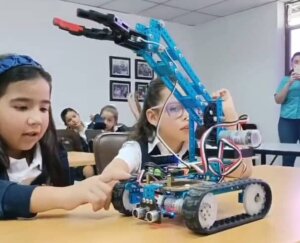 Lee más sobre el artículo Jóvenes de Táchira aprenden sobre telecomunicaciones, robótica e inteligencia artificial