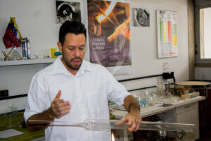 Lee más sobre el artículo Unidad de Servicio de Soplado de Vidrio del IVIC impulsa la ciencia con la fabricación de instrumentos para laboratorios