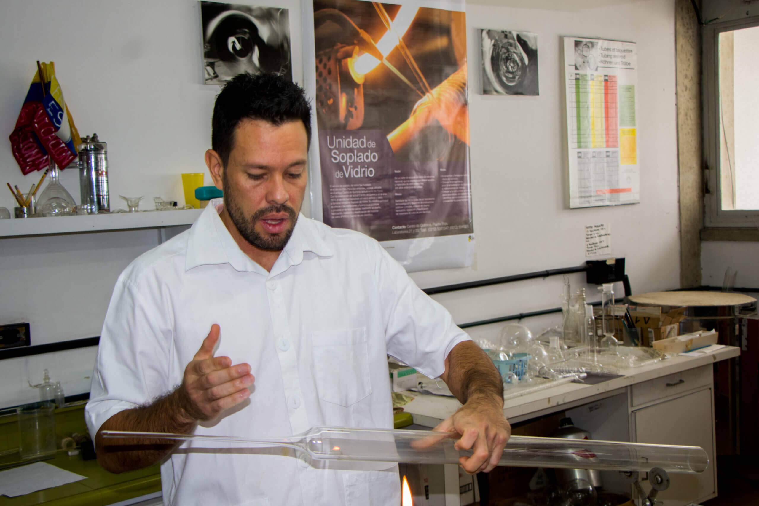 Lee más sobre el artículo Unidad de Servicio de Soplado de Vidrio del IVIC impulsa la ciencia con la fabricación de instrumentos para laboratorios