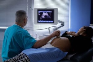 Lee más sobre el artículo Realizan con éxito cirugía fetal endoscópica a niña con síndrome de Arnold Chiari II