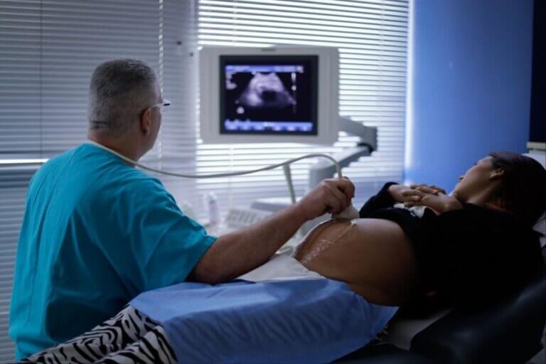 Lee más sobre el artículo Realizan con éxito cirugía fetal endoscópica a niña con síndrome de Arnold Chiari II