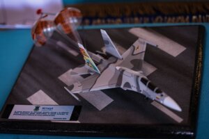 Lee más sobre el artículo Independencia tecnológica: CNTQ entrega modelos de paracaídas de frenado y cascos de vuelos a la FANB