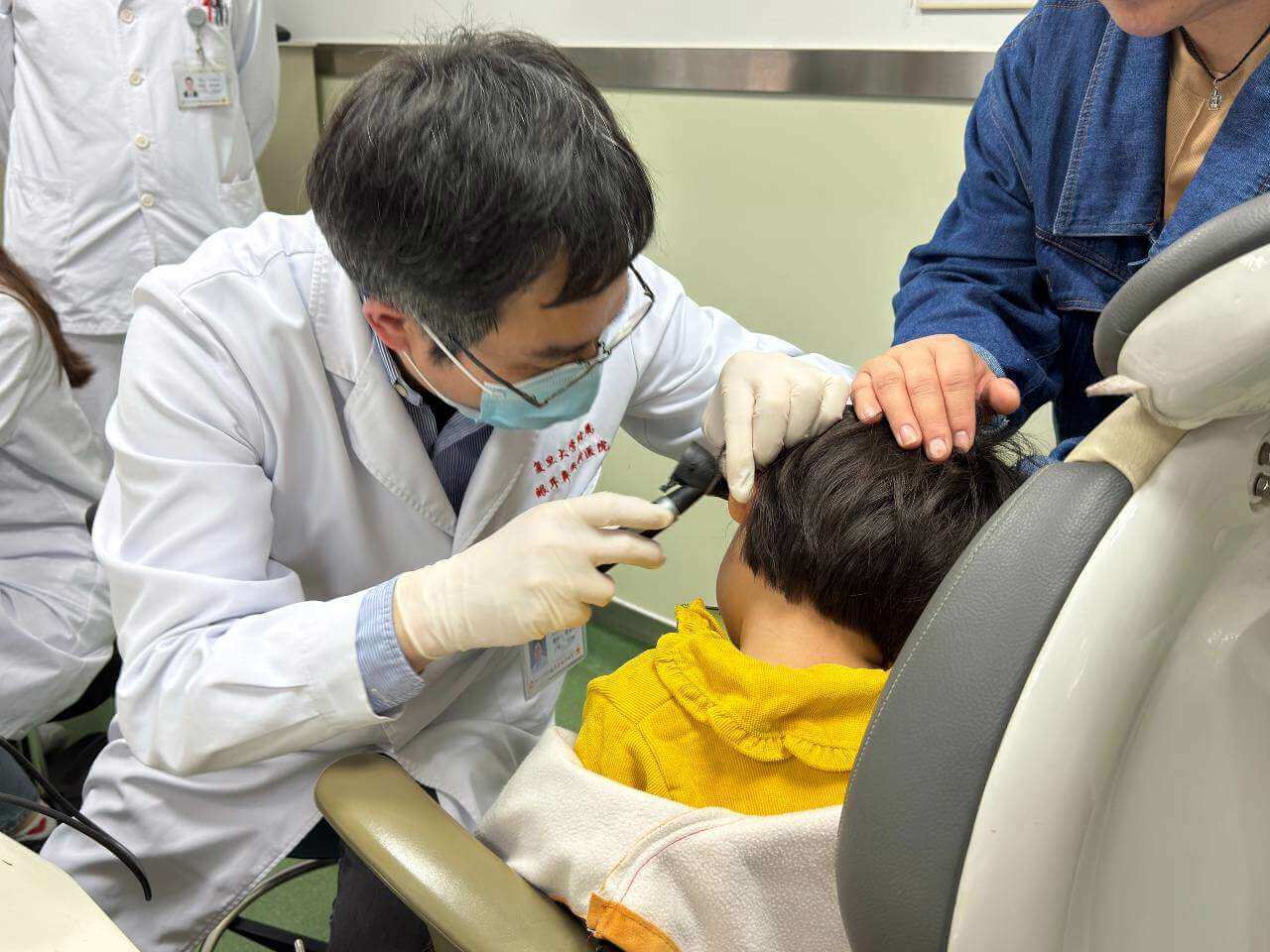 Lee más sobre el artículo Descubren innovadora terapia génica que permite curar la sordera en niños y niñas