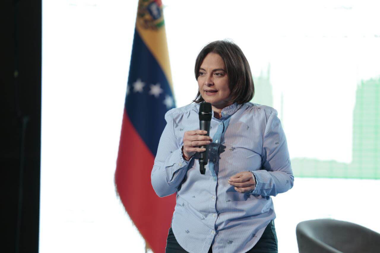 Lee más sobre el artículo Vicepresidenta sectorial dictó clase magistral sobre “Redes sociales y neurosis social” durante curso de la Escuela Venezolana de Planificación