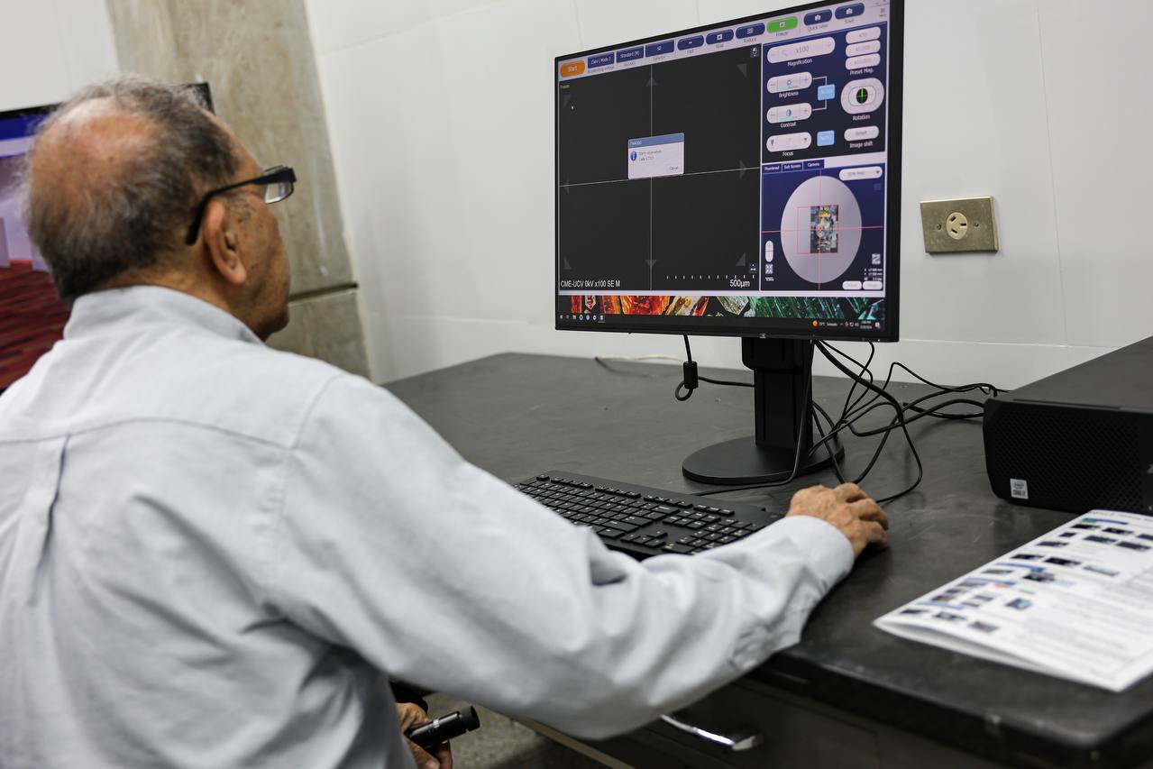Lee más sobre el artículo Gobierno Nacional dota con equipos tecnológicos al Centro de Microscopía Electrónica de la Facultad de Ciencias de la UCV