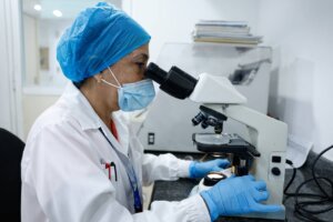 Lee más sobre el artículo Científicas venezolanas lideran innovador proyecto contra resistencia a los antimicrobianos