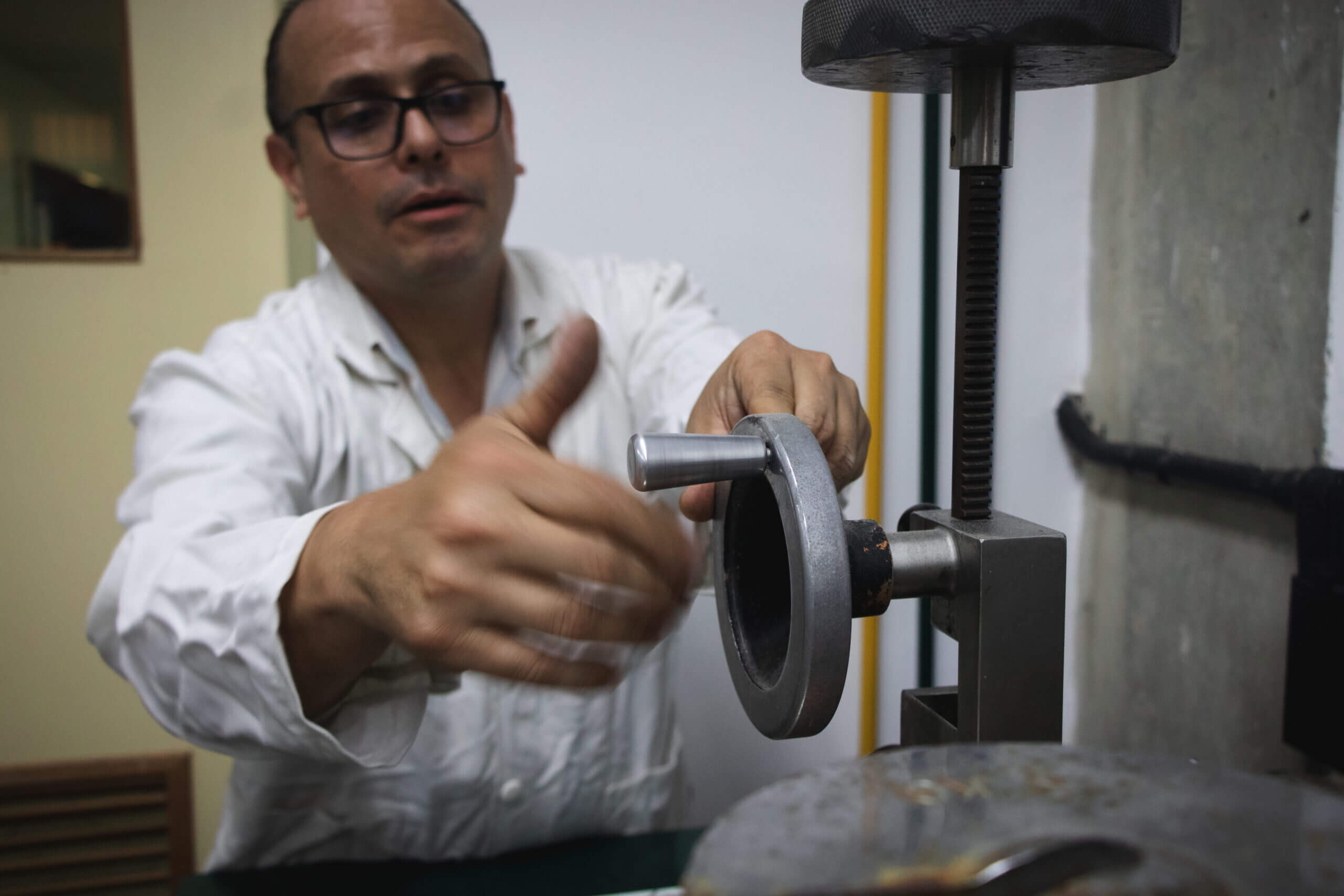 En este momento estás viendo IVIC consolida proyecto de fabricación de adoquines con plástico reciclado