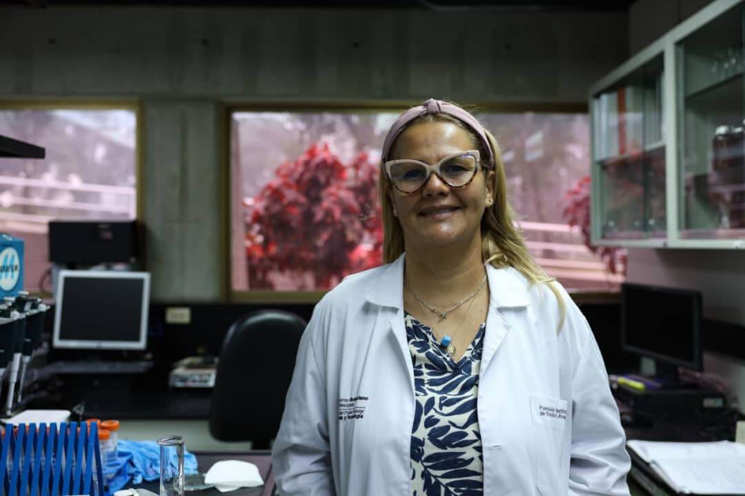Lee más sobre el artículo Elisamelis Martínez: científica venezolana que trabaja por el bienestar y la salud de la población